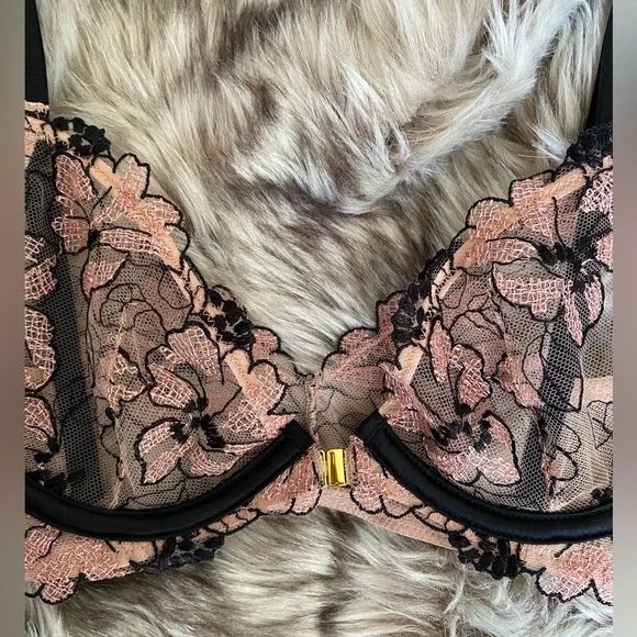 Victoria's Secret Lace Unlined Front Close Plunge Bra and Thong Panty Set - Picture 5 of 14